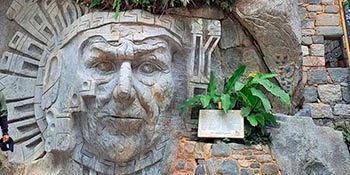 Esculturas de pedra em Machu Picchu Pueblo